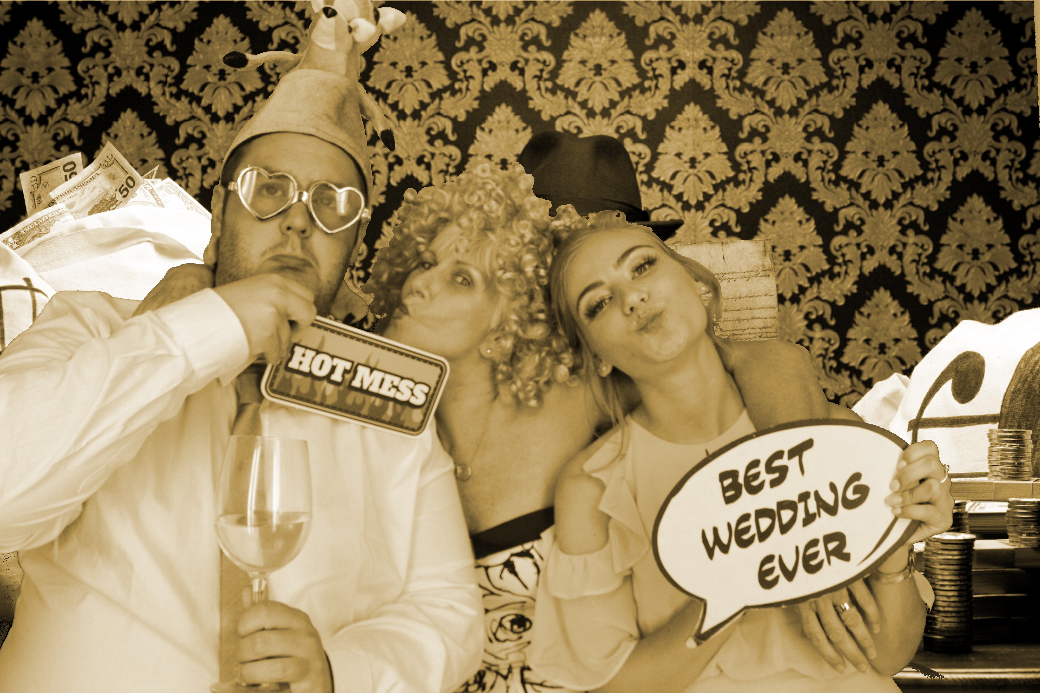 Mr & Mrs Bowles | View more photos from the event at gallery.myphotoboothexperience.co.uk/u/MyPhotoBoothExperienceLtd/Mr-Mrs-Bowles